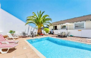 A heated pool - Luxury Dartmouth Townhouse with Pool & Parking (Dartmouth)