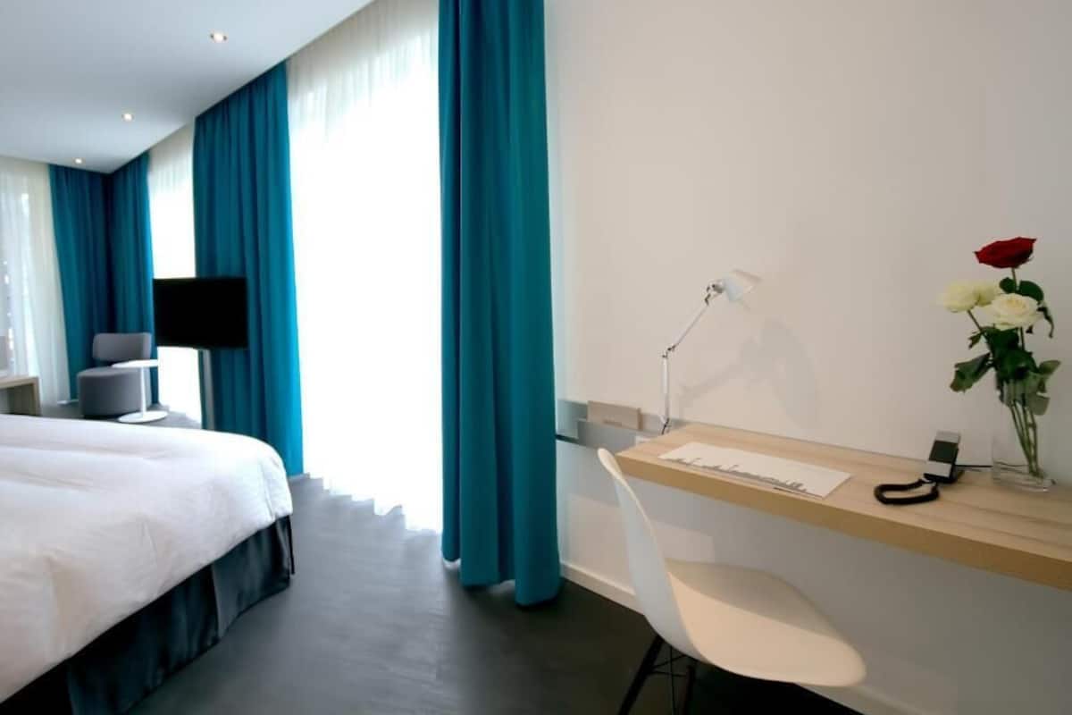 Junior-suite | Pengeskab på værelset, skrivebord, strygejern/strygebræt, gratis Wi-Fi