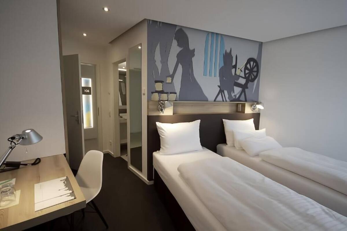 Værelse med 2 enkeltsenge | Pengeskab på værelset, skrivebord, strygejern/strygebræt, gratis Wi-Fi