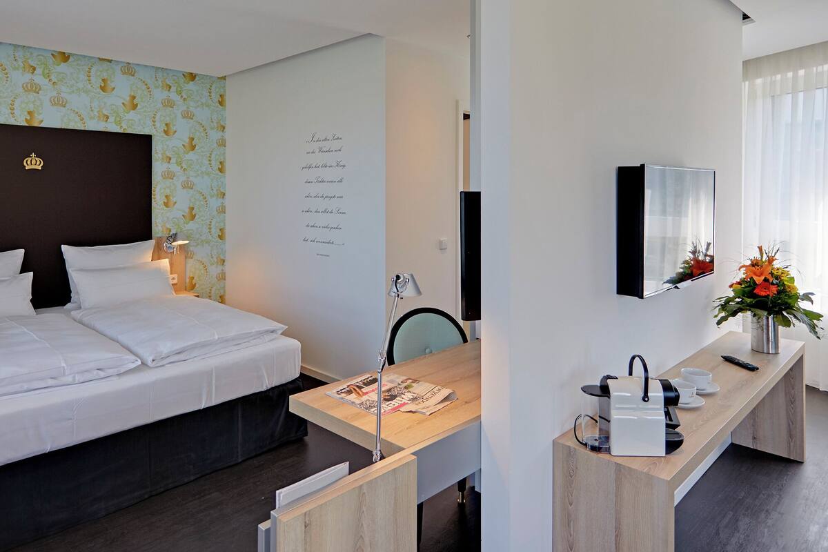 Suite - balkon - byudsigt | Pengeskab på værelset, skrivebord, strygejern/strygebræt, gratis Wi-Fi