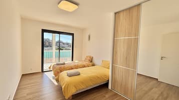 3 bedrooms, bed sheets