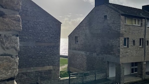 Un edificio de piedra con vista al mar.