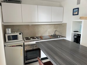 Fridge, microwave, oven, stovetop - Spacious apartment near beach, perfect for 4 guests (Arzon)
