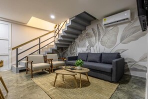 Apartamento, 2 habitaciones, balcón | Zona de estar | Una televisión de pantalla plana