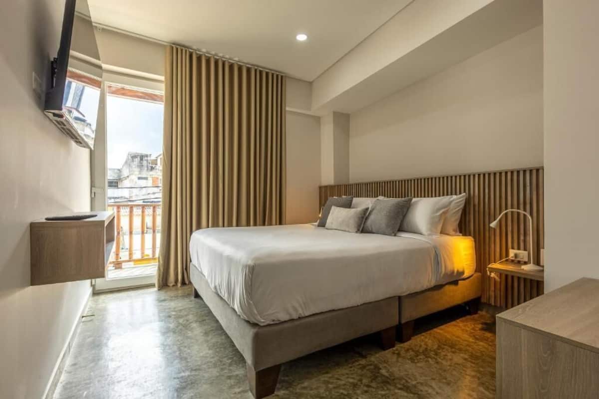 Een kluis op de kamer, geluiddichte muren, een strijkplank/strijkijzer