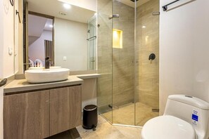 Departamento, 4 habitaciones | Baño | Regadera, secadora de cabello, toallas, jabón 