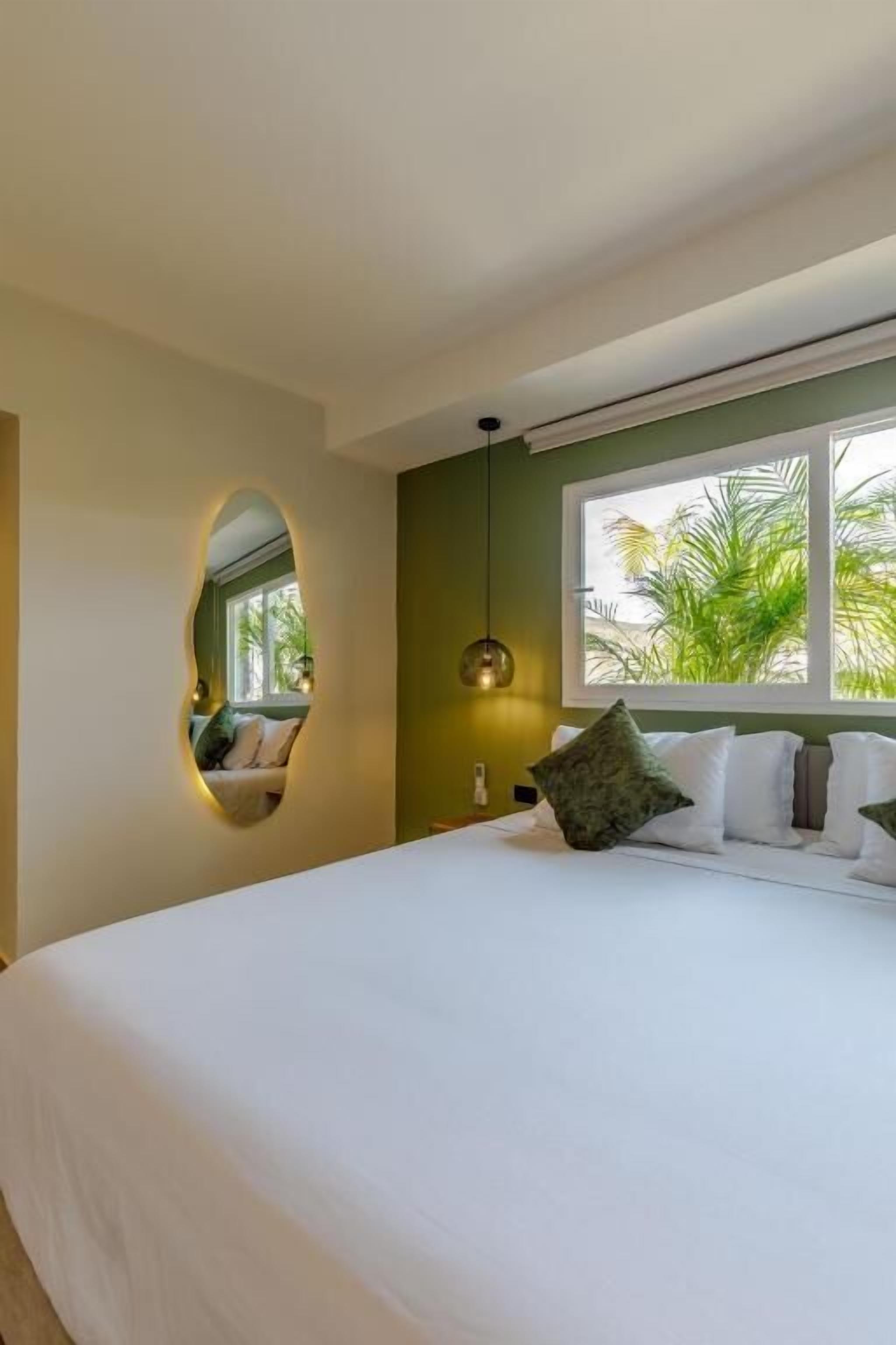 Estudio, 1 cama King size y sofá cama, vista al patio | Caja de seguridad en la habitación y insonorización 