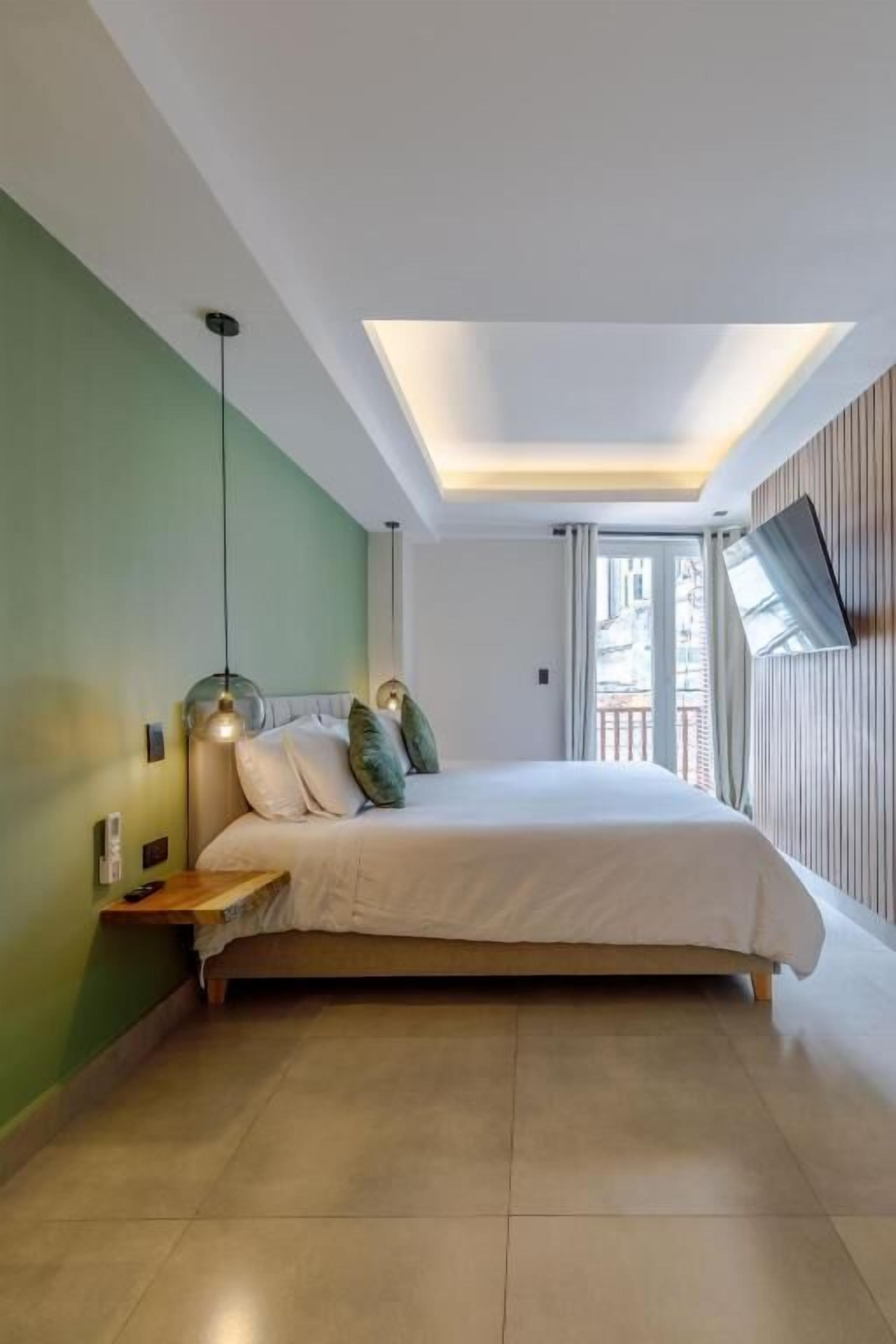 Estudio, 1 cama King size y sofá cama, balcón | Caja de seguridad en la habitación y insonorización 