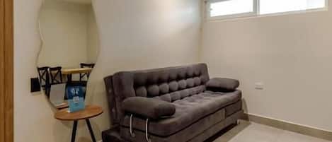 スタジオ キングベッド 1 台ソファーベッド付き | リビング エリア