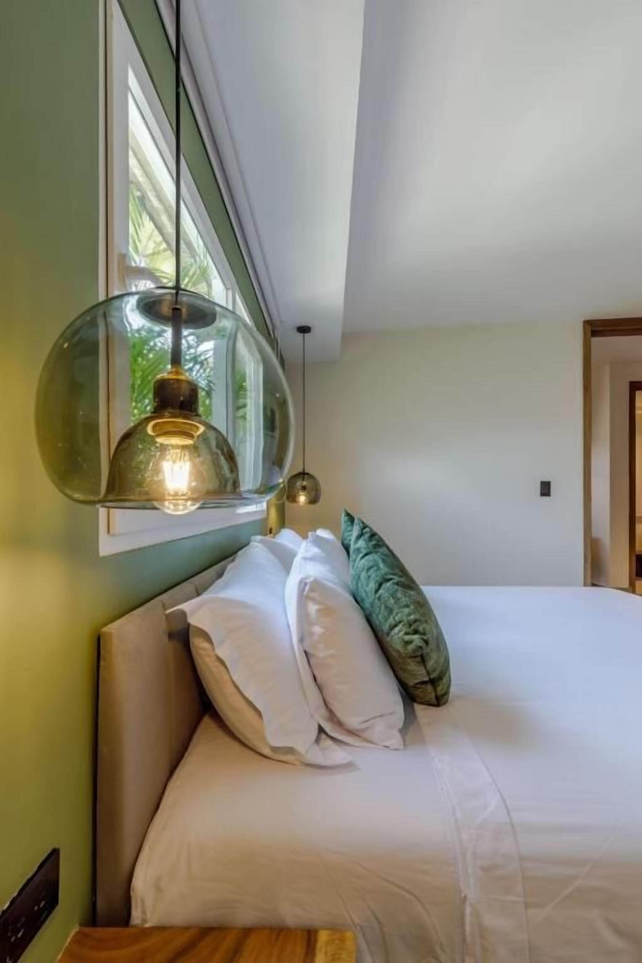 Estudio, 1 cama King size y sofá cama, vista al patio | Caja de seguridad en la habitación y insonorización 