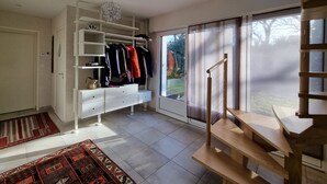 Ein modernes Interieur mit Einbauschrank, Treppe und großem Fenster.