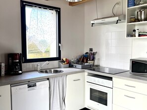 Fridge, microwave, oven, stovetop - Cozy house near town center - 4 guests (Groix)