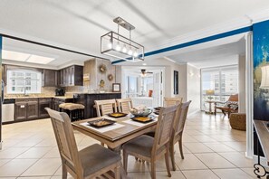 Dining - Stunning 1086 w/Gulf views thru out with Beach Service for 2 (Destin)