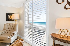 Smart TV - Stunning 1086 w/Gulf views thru out with Beach Service for 2 (Destin)
