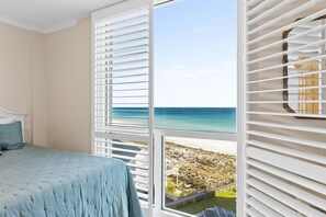 3 bedrooms, iron/ironing board, free WiFi, bed sheets - Stunning 1086 w/Gulf views thru out with Beach Service for 2 (Destin)