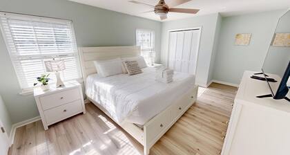 Coastal Comfort-Pet Friendly w/public beach access