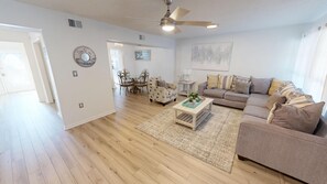 TV - Coastal Comfort-Pet Friendly w/public beach access (Fort Walton Beach)