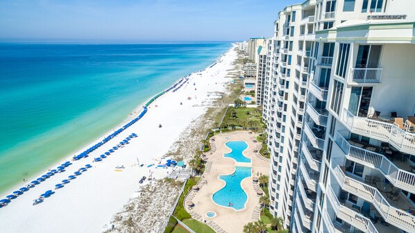 On the beach - Luxury on the Beach in Silver Beach 306E - Sleeps 10 w/spa shower (Destin)
