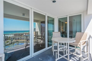 Outdoor dining - Stunning Shoreline Towers 3102 (Destin)