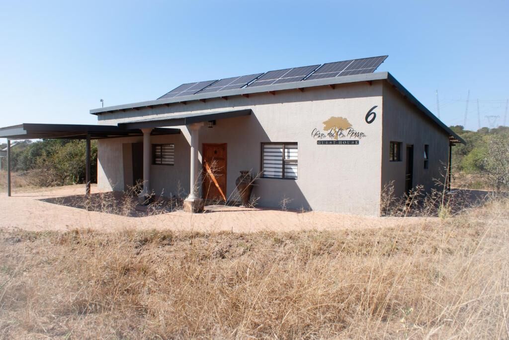 Ein Gebäude mit Solaranlage auf dem Dach, einem Schild mit der Aufschrift "Casa de la Luna Hotel" und der Zahl 6 an der Seite.