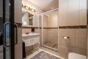 Luxury Double Room, Patio, River View - Simanya River Lodge (kanyekama)