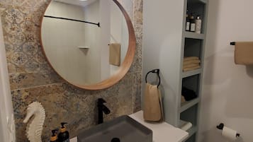 Sèche-cheveux, serviettes fournies, savon, shampoing