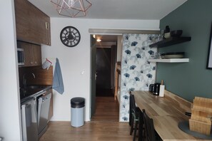 Fridge, microwave, coffee/tea maker, toaster - Nice studio apartment in the mountains - sleeps 5 - balcony (Chamrousse)