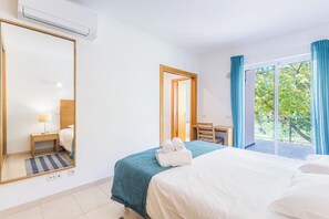 Deluxe villa, 2 slaapkamers | Een kluis op de kamer, verduisterende gordijnen, gratis wifi