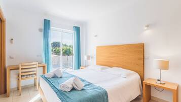 Vila luxo, 2 quartos | Cofres nos quartos, cortinas blackout, Wi-Fi de cortesia