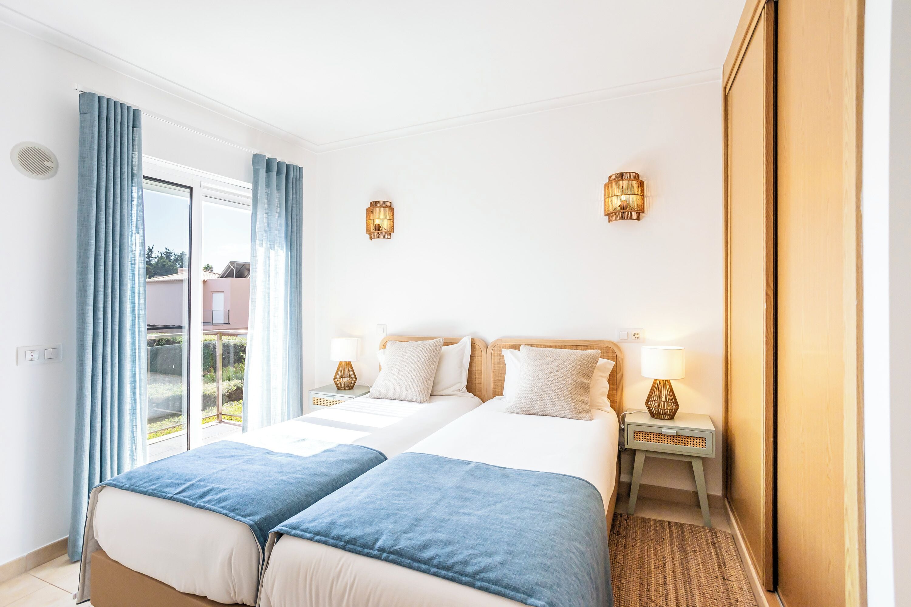 Vila luxo, 2 quartos | Cofres nos quartos, cortinas blackout, Wi-Fi de cortesia