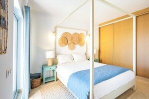 Vila luxo, 2 quartos | Cofres nos quartos, cortinas blackout, Wi-Fi de cortesia