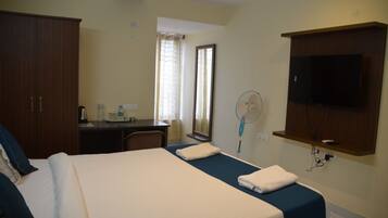 Deluxe Double Room | Desk, laptop workspace, free WiFi