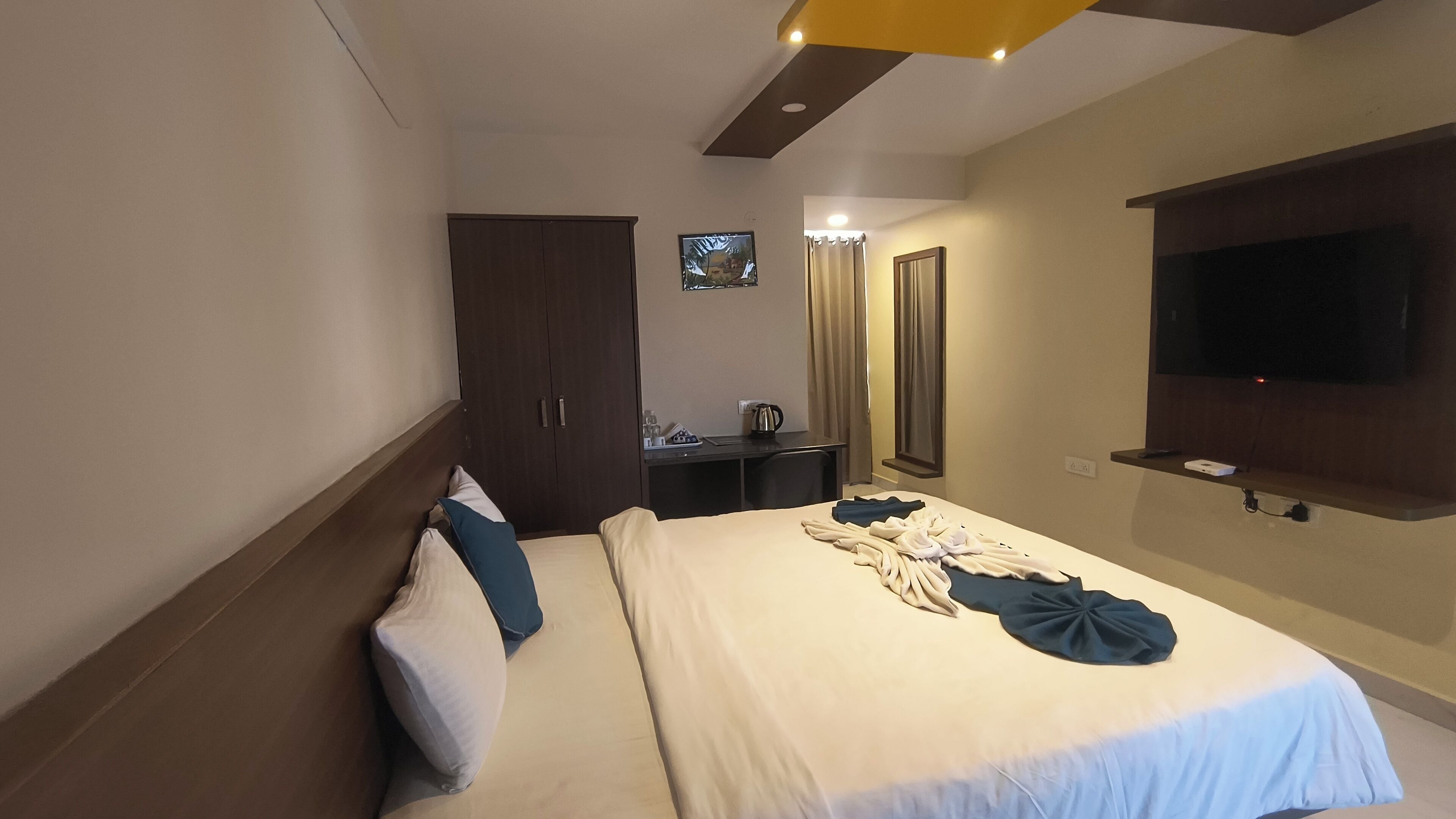 Deluxe Double Room | Desk, laptop workspace, free WiFi