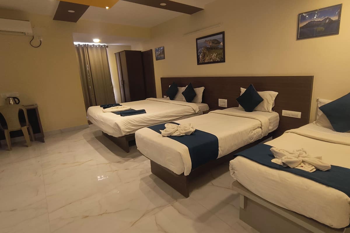 Family Quadruple Room | Desk, laptop workspace, free WiFi