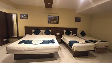 Family Quadruple Room | Desk, laptop workspace, free WiFi