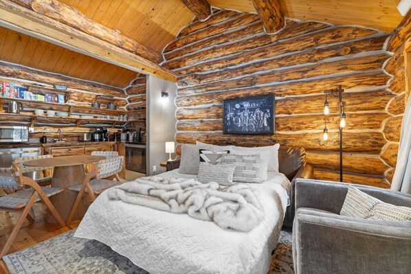 1 bedroom, free WiFi - Pinecrest Cabin: Serene Black Hills Getaway (Rapid City)