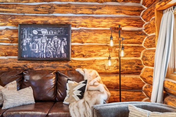 TV - Pinecrest Cabin: Serene Black Hills Getaway (Rapid City)