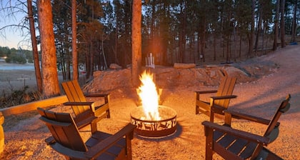 Meadowbrook Cabin Retreat: Hot Tub Escape