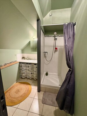 Dusche, Haartrockner, Handtücher, Seife