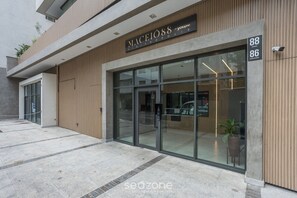 Un bâtiment moderne avec une enseigne indiquant « Macei88 by youinc » et les chiffres « 88 » et « 86 » sur la façade.