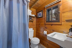 Shower, towels - Aspen Ridge Cabin: Black Hills Escape (Rapid City)