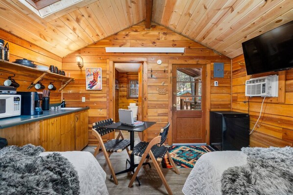 Travel crib, WiFi, bed sheets - Red Rock Cabin: Black Hills Retreat (Rapid City)