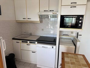 Private kitchen - RESIDENCE L'ISLE CATHERINE BEL APPARTEMENT 2 PIECES RDC JARDIN PRIVATIF PK ET CLIM (Le Grau-du-Roi)