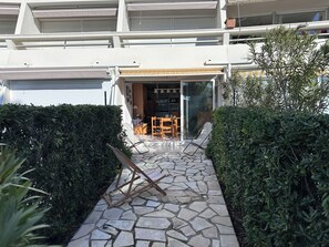 Outdoor dining - RESIDENCE L'ISLE CATHERINE BEL APPARTEMENT 2 PIECES RDC JARDIN PRIVATIF PK ET CLIM (Le Grau-du-Roi)