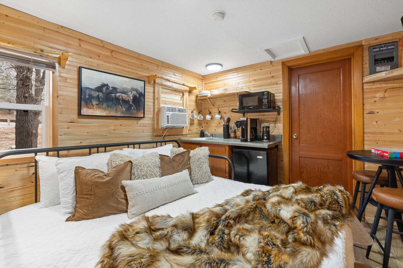 Travel cot, free WiFi, bed sheets