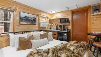 Travel cot, free WiFi, bed sheets