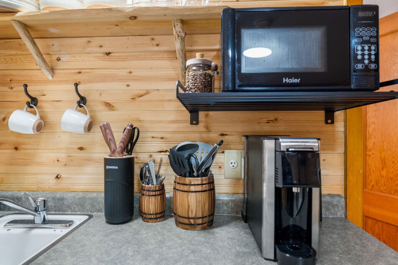 Mikrowelle, Wasserkocher mit Kaffee-/Teezubehör