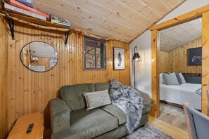 Interior - Granite Gulch Cabin: Mt. Rushmore Gateway Retreat (Rapid City)