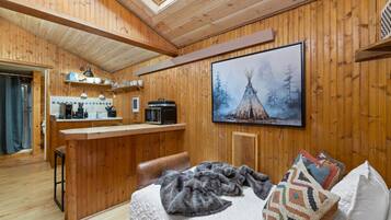 2 bedrooms, travel cot, WiFi, bed sheets