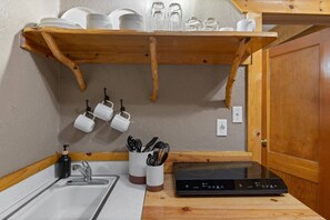 Refrigerador, microondas, parrilla de estufa y cafetera y tetera 